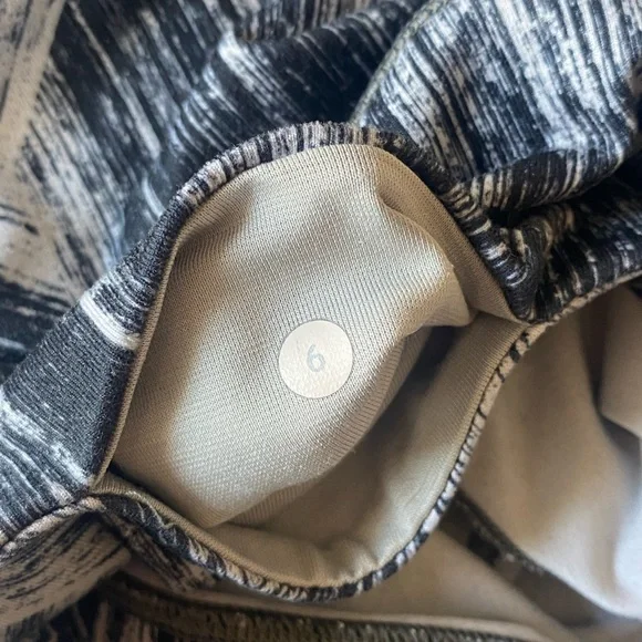 Lululemon Wunder Under Crop II *Full-On Luon in Heat Wave White Black ~ Size 6 - Picture 7 of 9